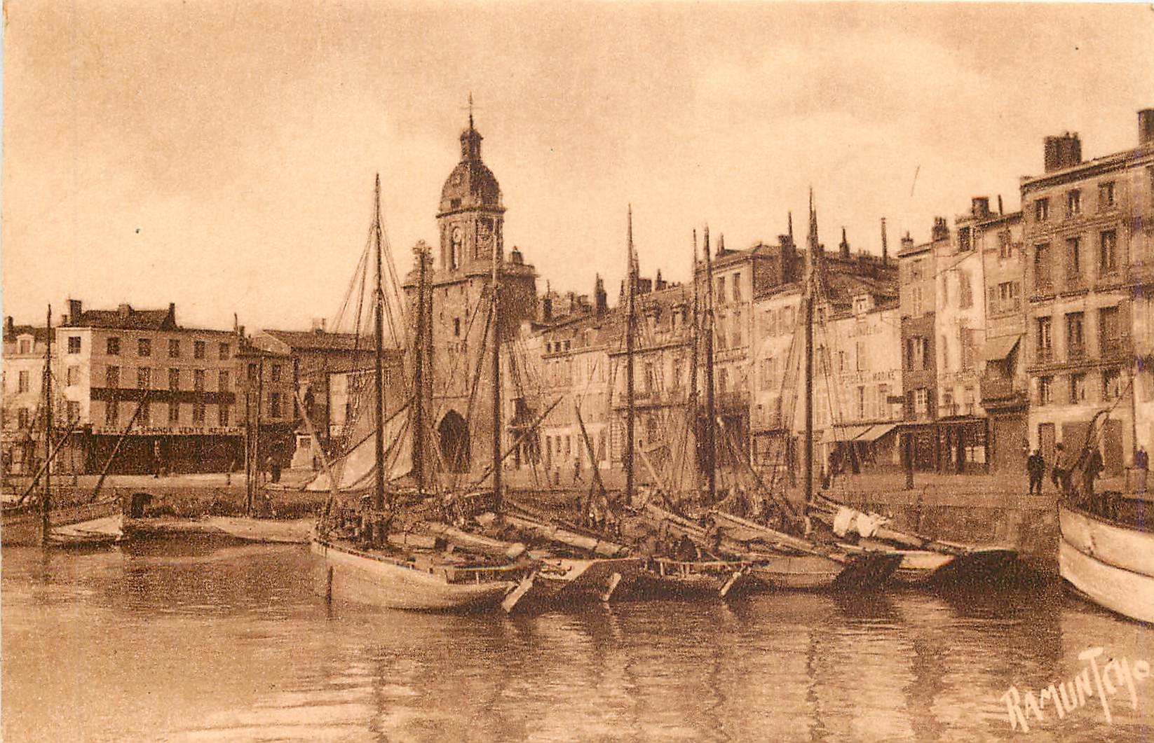 CPA porte de l rochelle VERS LA PORTE DE LA GROSSE HORLOGE (XIII e et XVIIIes) Bateaux de peche