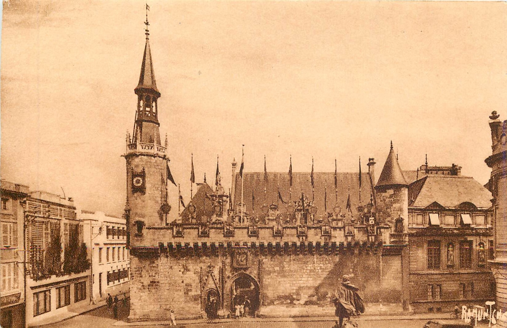 Hôtel de Ville de La Rochelle — décorée des fanions des échevins — Raquint