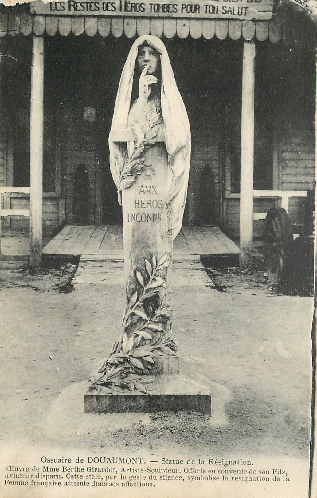 CPA Ossuaire de DOUAUMONT. Statue de la Résignation