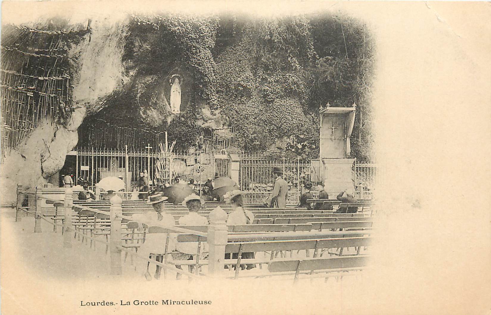 CPA Lourdes - La Grotte Miraculeuse