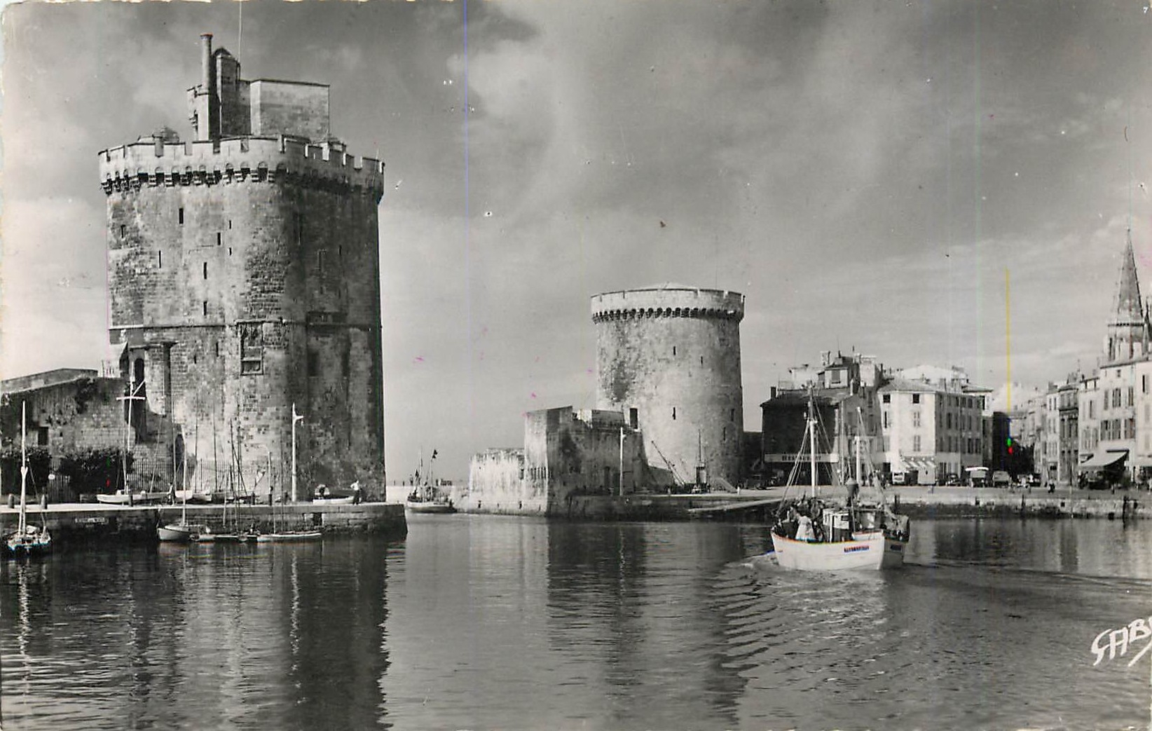CPM LA ROCHELLE (Ch-Mrne) Les Tours de l'Entrée du Port Bateau