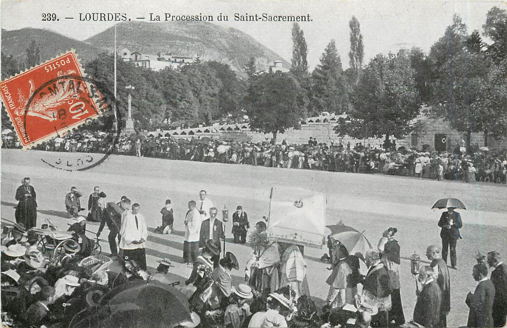 CPA LOURDES - La Procession du Saint-Sacrement