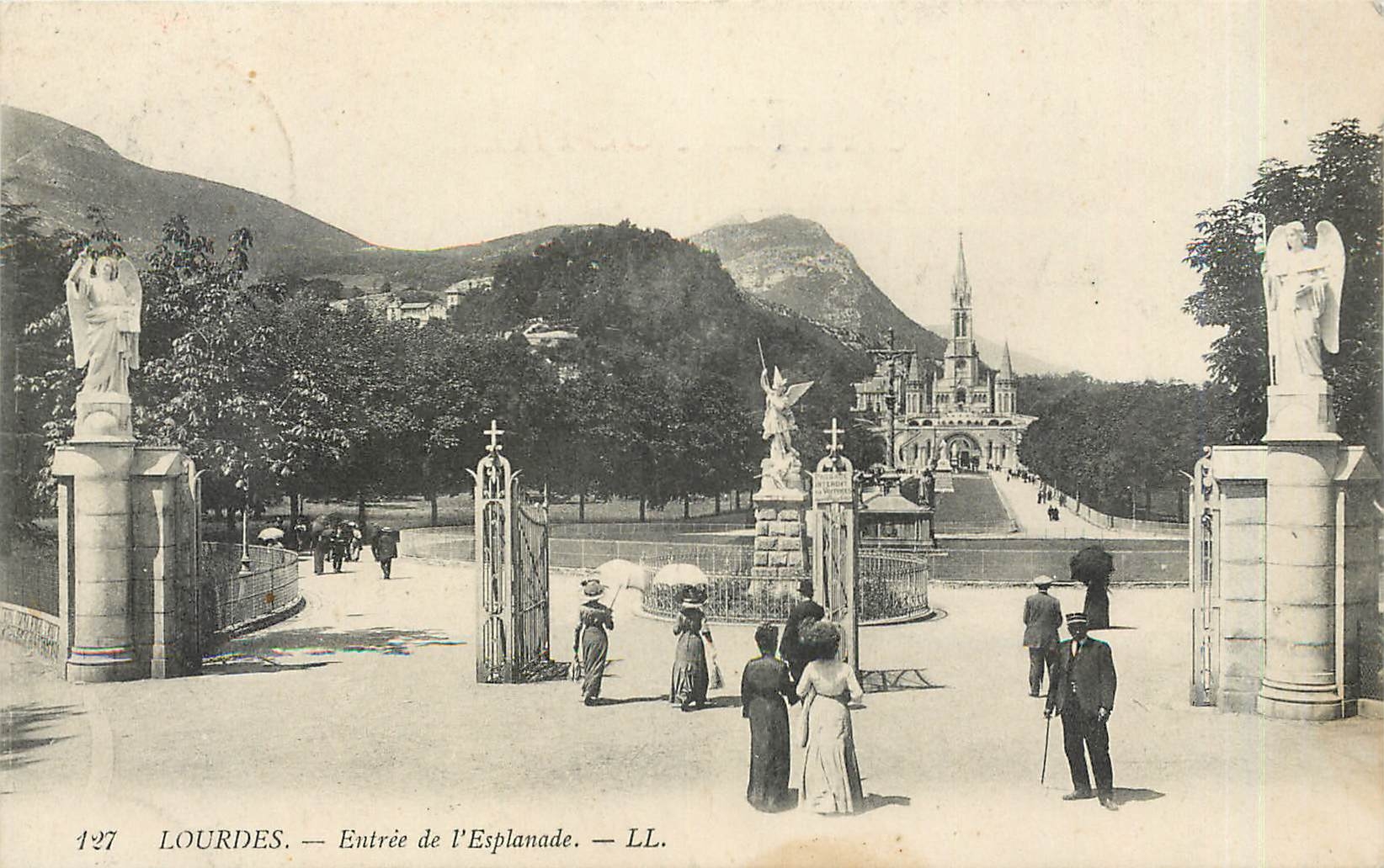 CPA LOURDES - Entrée de l'Esplanade