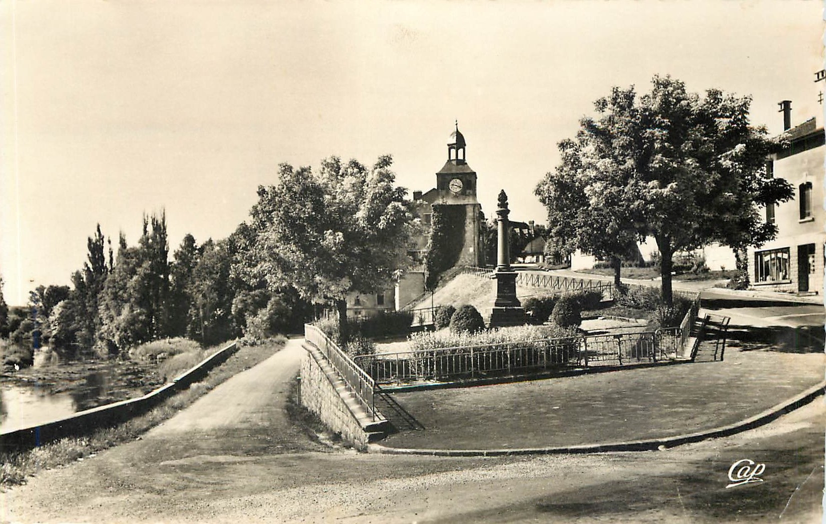 CPA Varennes en Argonne Tour ou Louis XVI fut arrete le 21 Juin 1791 Monument du Souvenir et Stele m