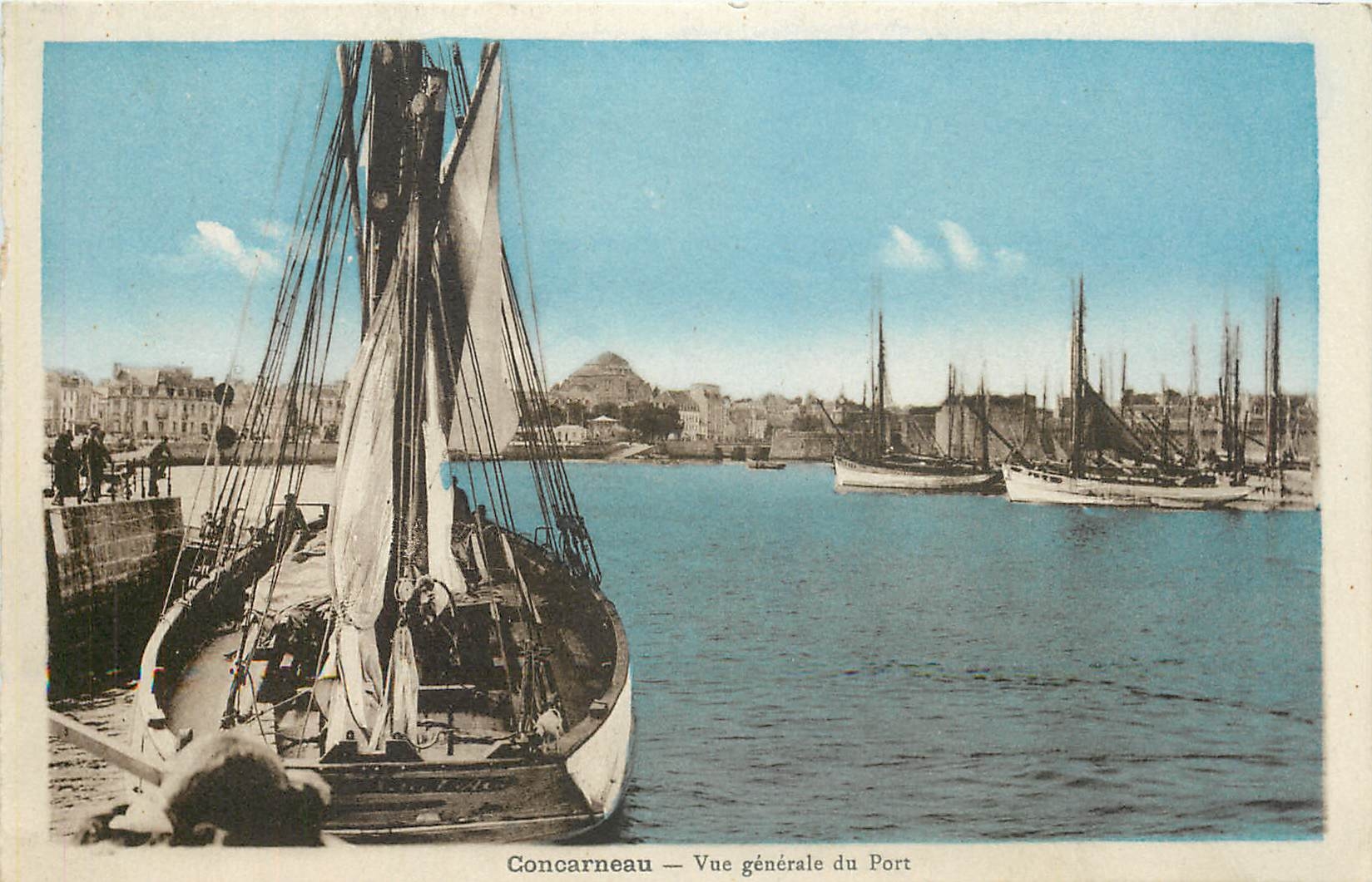 CPA Concarneau vue generale du Port Bateaux