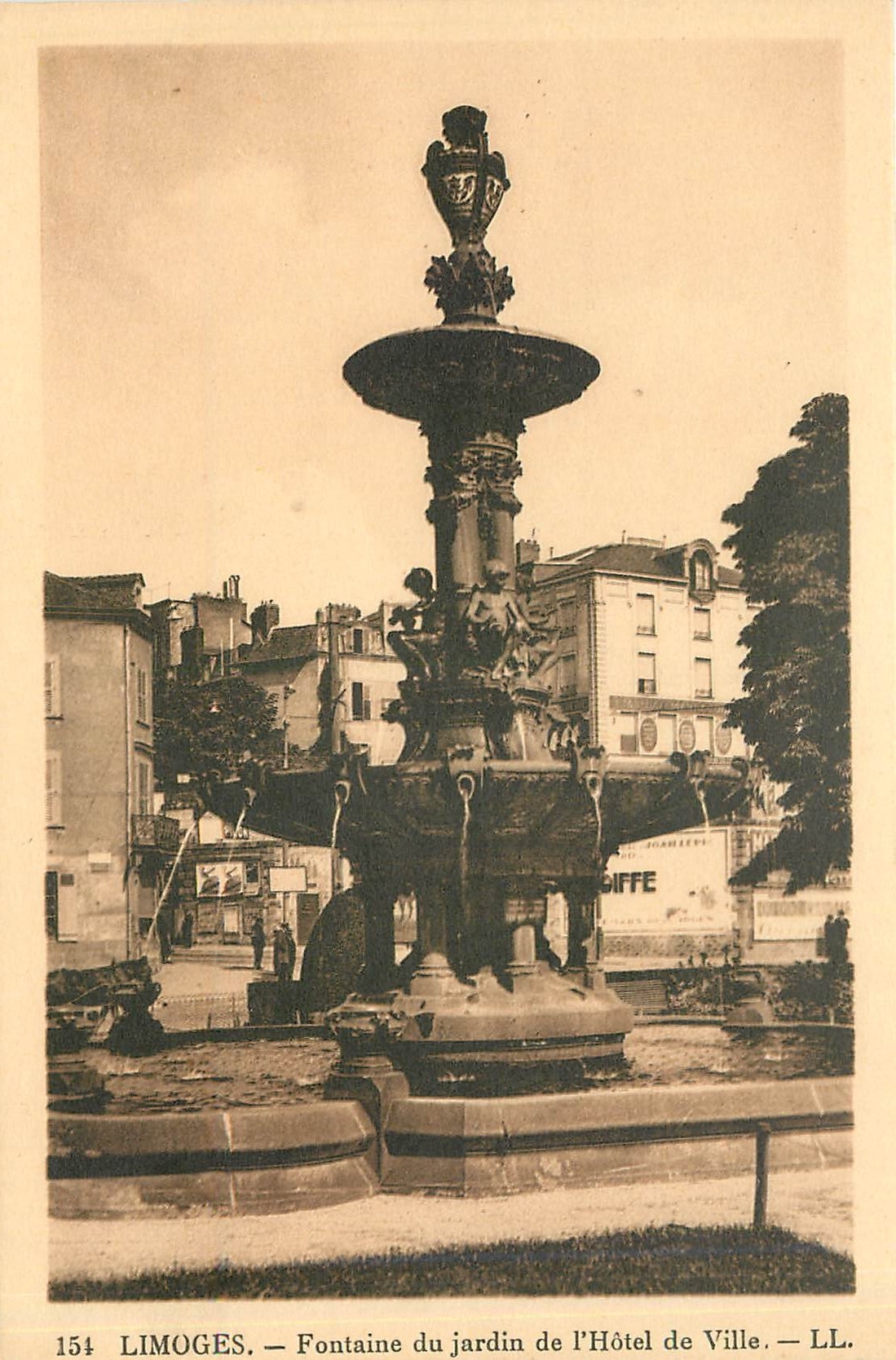 CPA Limoges Fontaine du Jardin de l'Hotel de Ville 