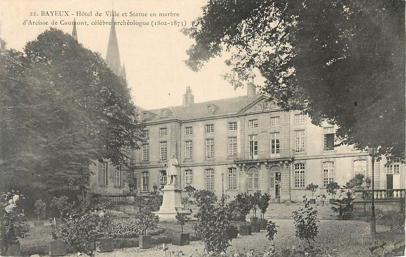Bayeux - Hôtel de Ville et Statue en marbre d'Arcisse de Caumont, célèbre archéologue (1802-1873)