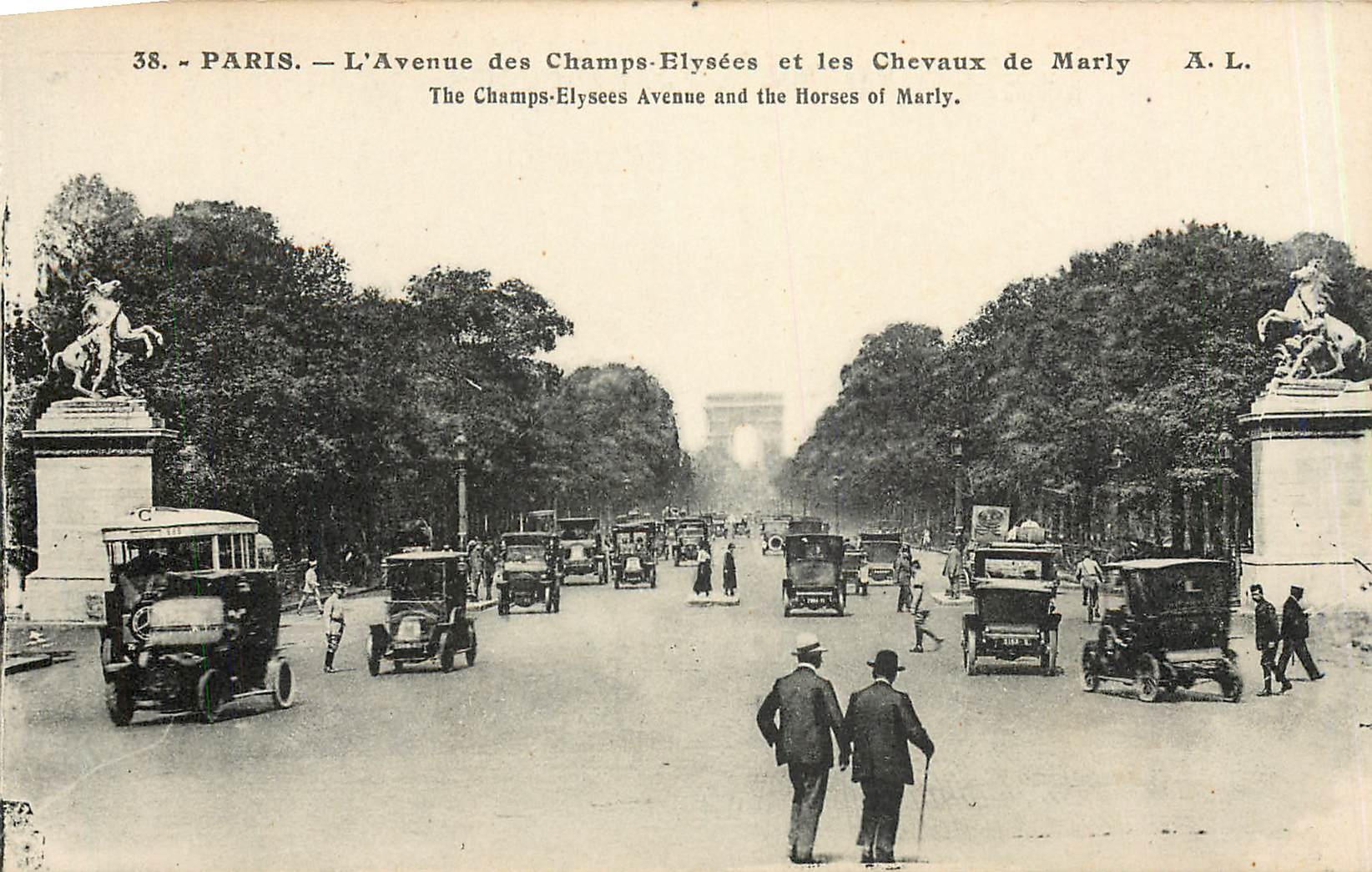 CPA Paris l'Avenue des Champs Elysees et les chevaux de Marly 