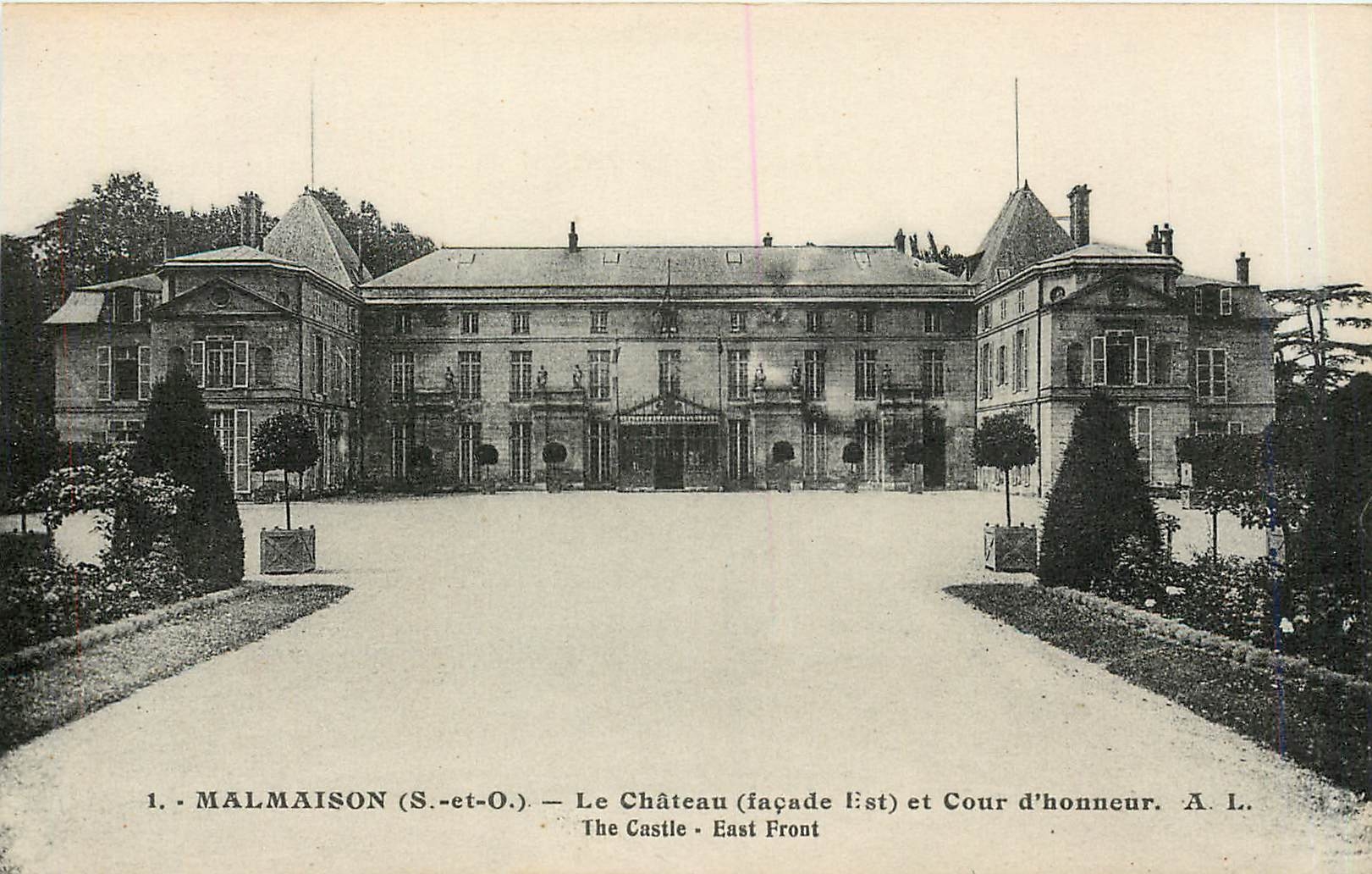 CPA Malmaison S et O le Chateau Facade Est et Cour d'Honneur 