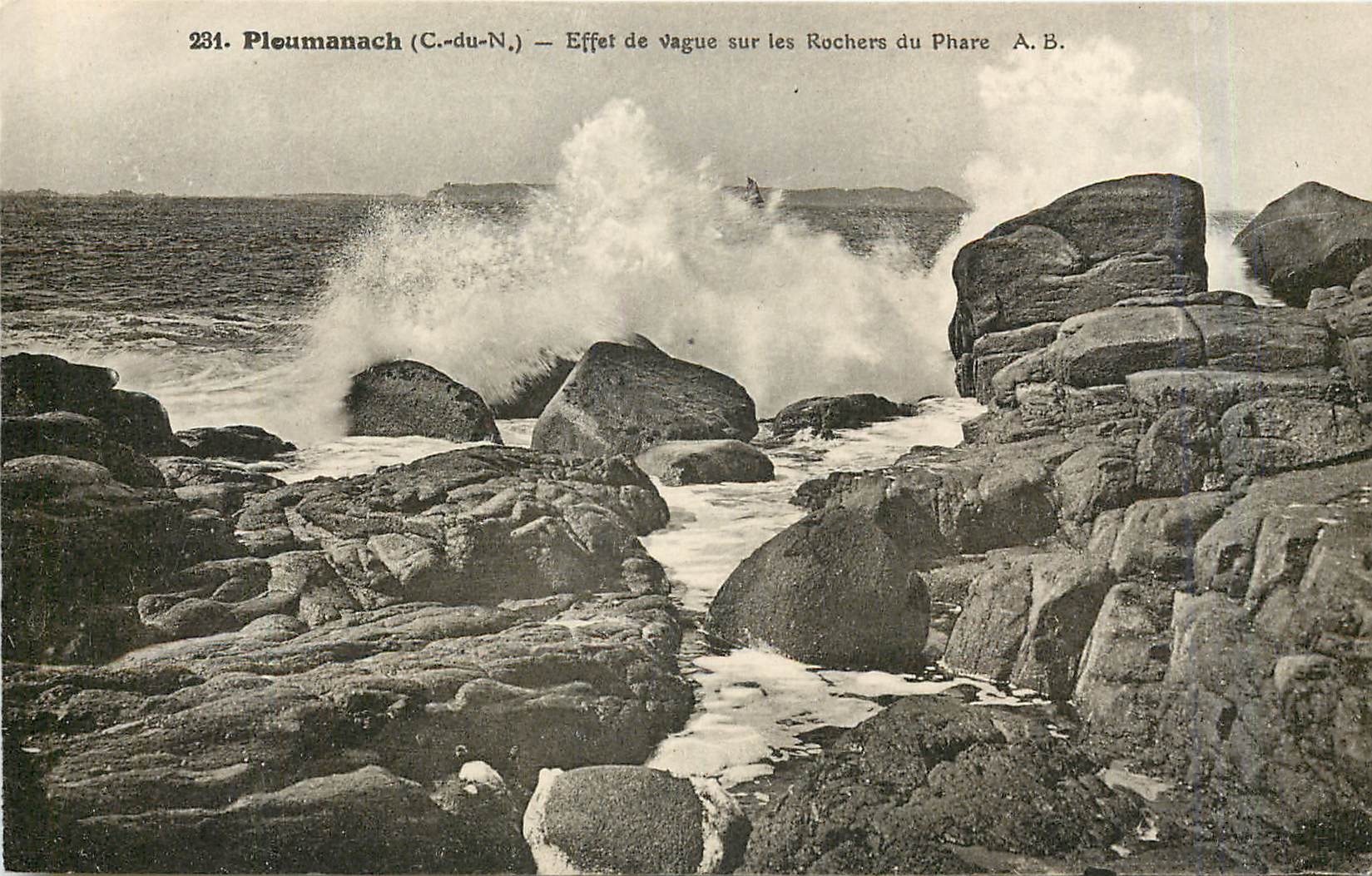 CPA Ploumanach C du N Effet de Vague sur les rochers du Phare 