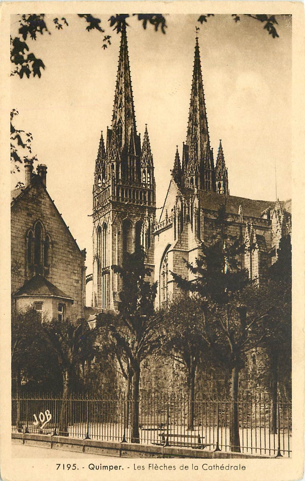 CPA Quimper les fleches de la Cathedrale 