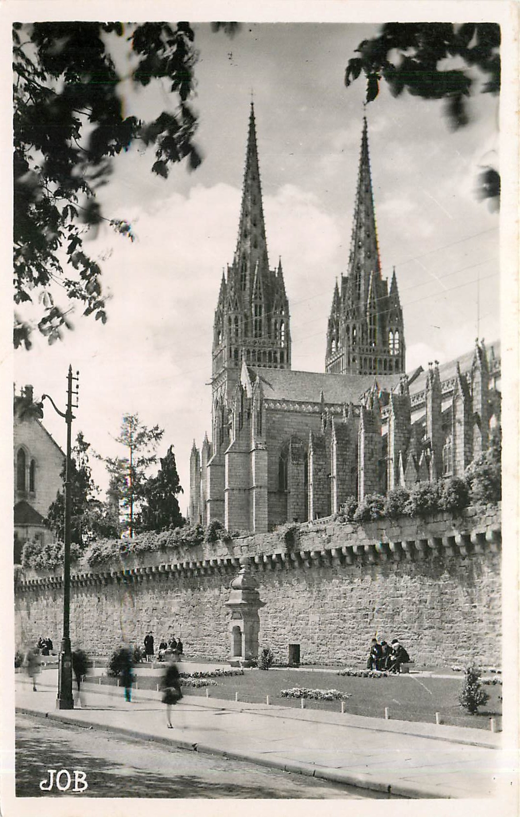 CPA Quimper la Cathedrale et les Fortifications 