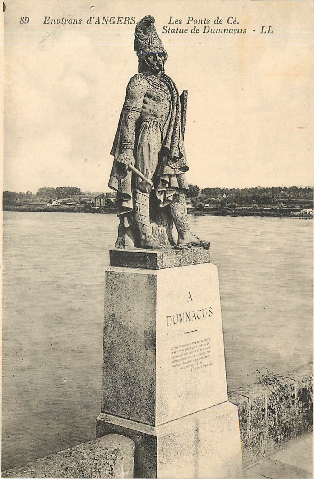 CPA Environs d'Angers les Ponts de Ce Statue de Dumnacus 