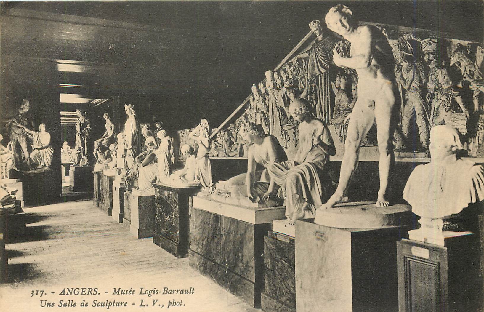 CPA Angers Musee Logis Barrault une salle de Sculpture 