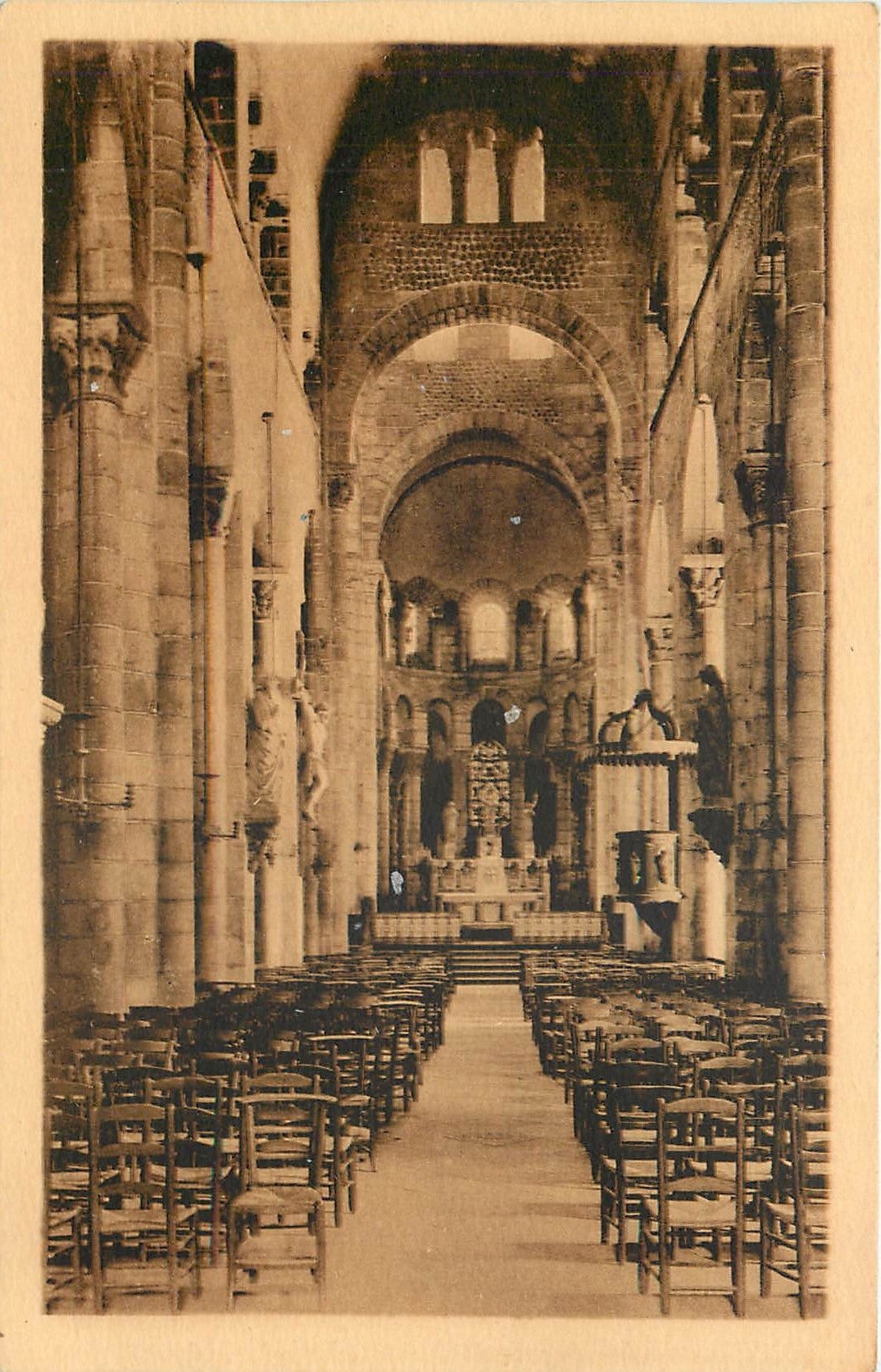 CPA Clermont Ferrand Notre Dame du Port vue interieur 