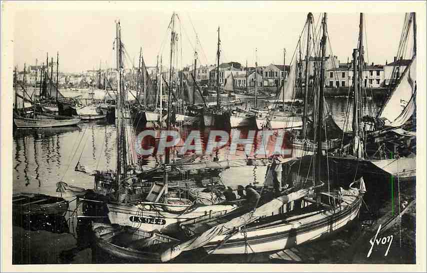 CPA Les Sables d'Olonne Vendee un coin du Port Bateaux