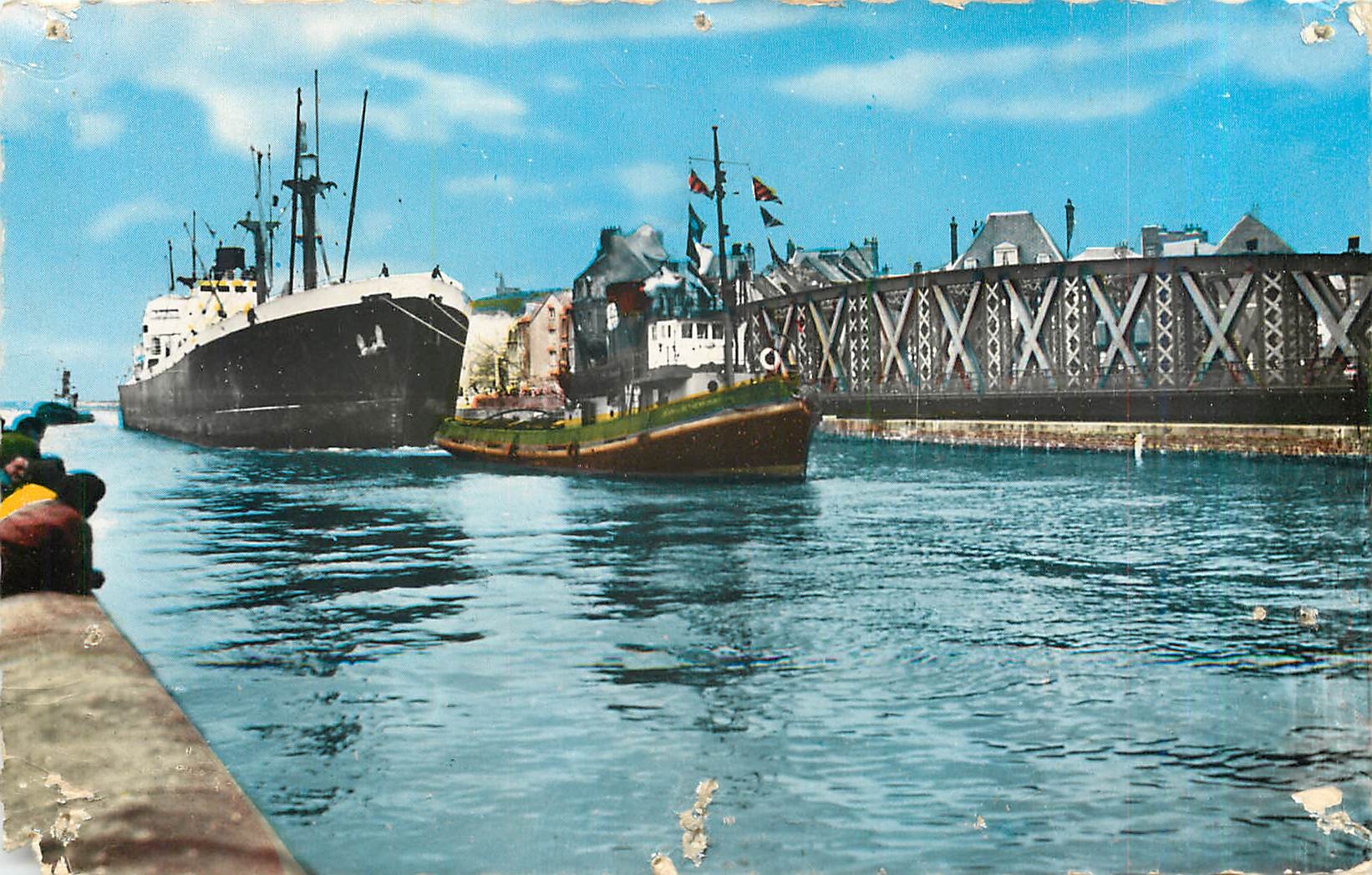 CPM Dieppe Seine Maritime Pont Colbert Entree d'un Cargo Bateau