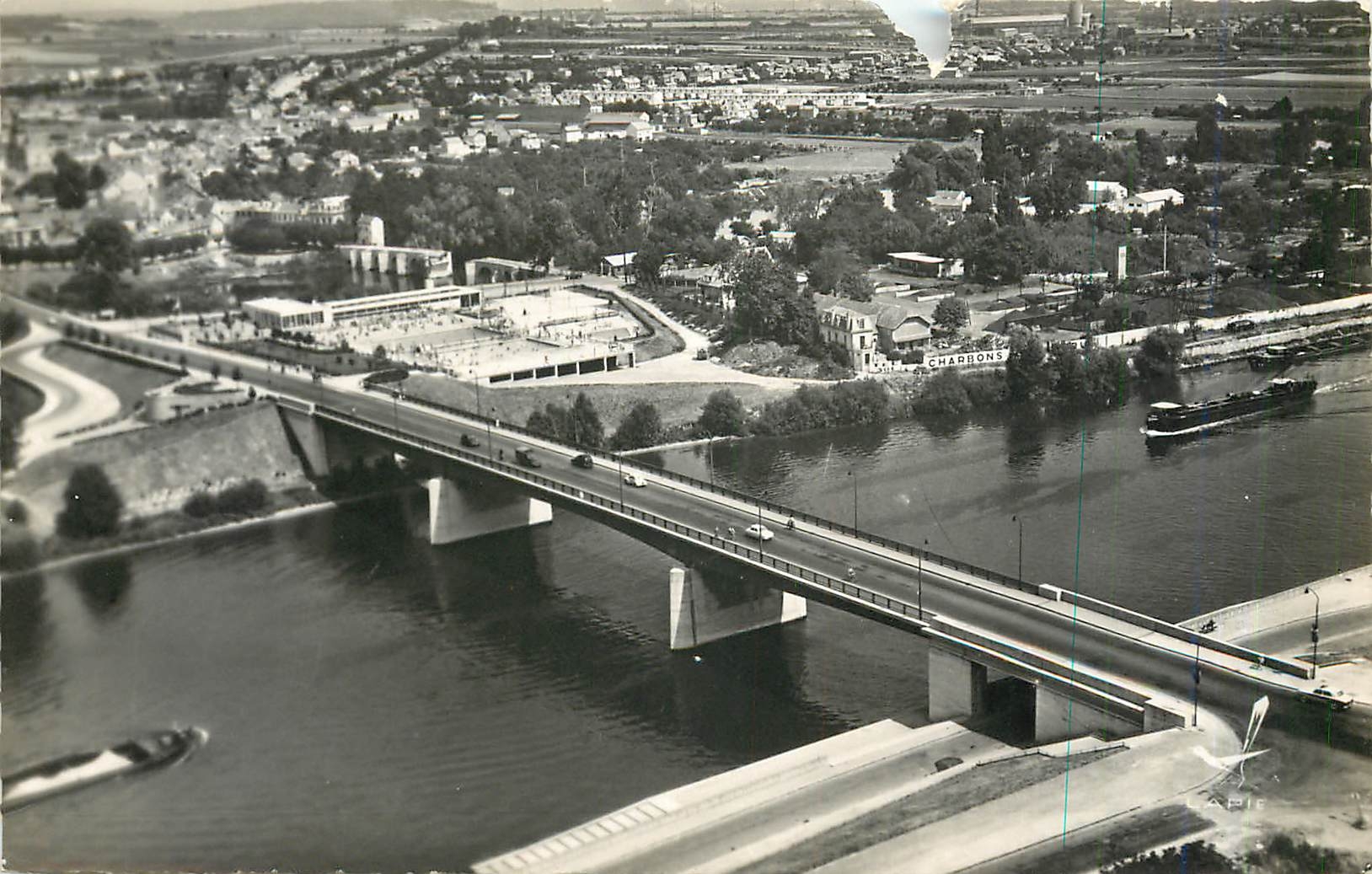 Brücke und Schwimmbad in Mantes (S.-et-O.) — Luftbild — Edition LAPIE - 125, rue Garibaldi, Mantes