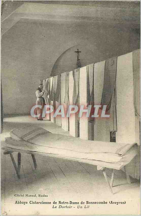 CPA Abbaye Cistercienne de Notre Dame de Bonnecombe Aveyron le Dortoir un Lit 
