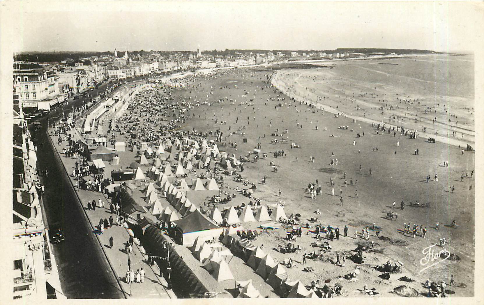 CPA Les Sables d'Olonne Vendee vue panoramique de la plage et du Remblai 