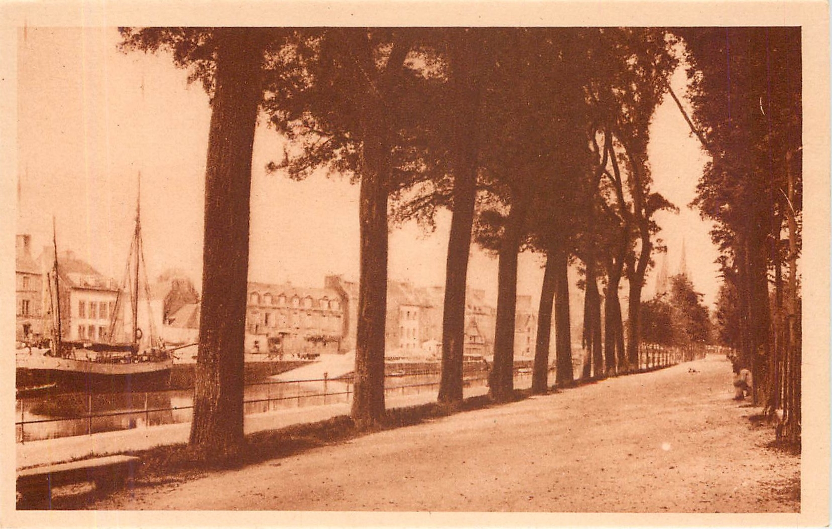 CPA Quimper les Allees de Locmaria 