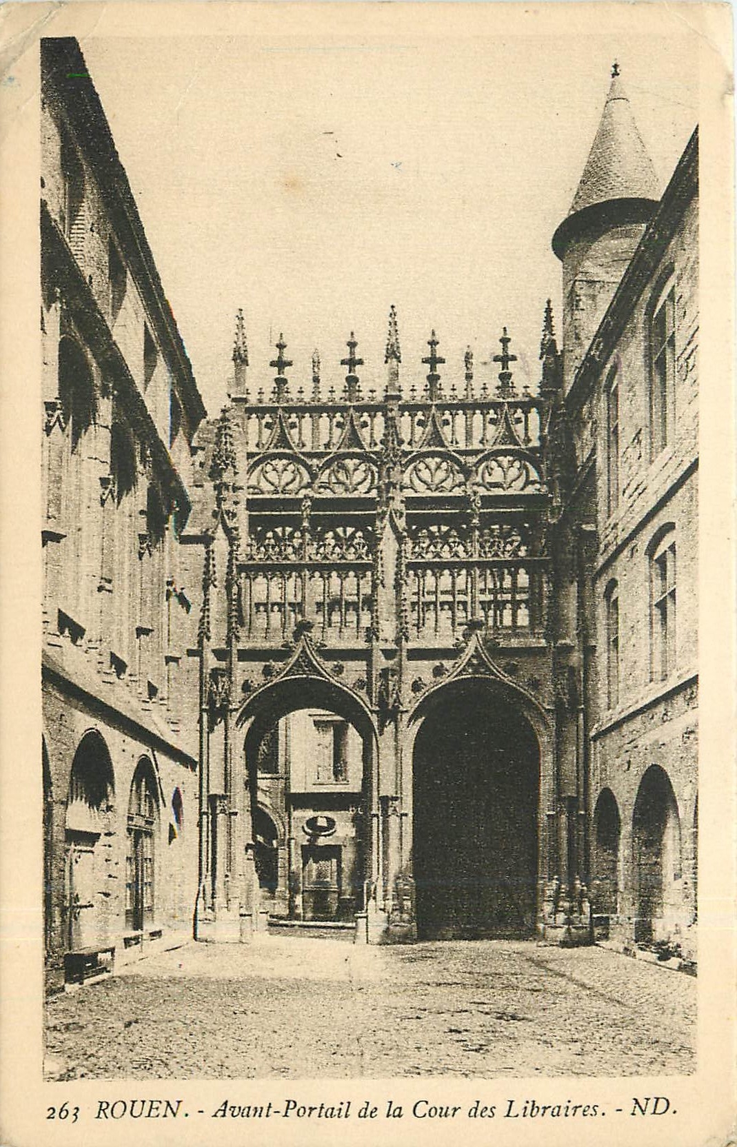 CPA Rouen avant Portail de la Cour des Libraires 