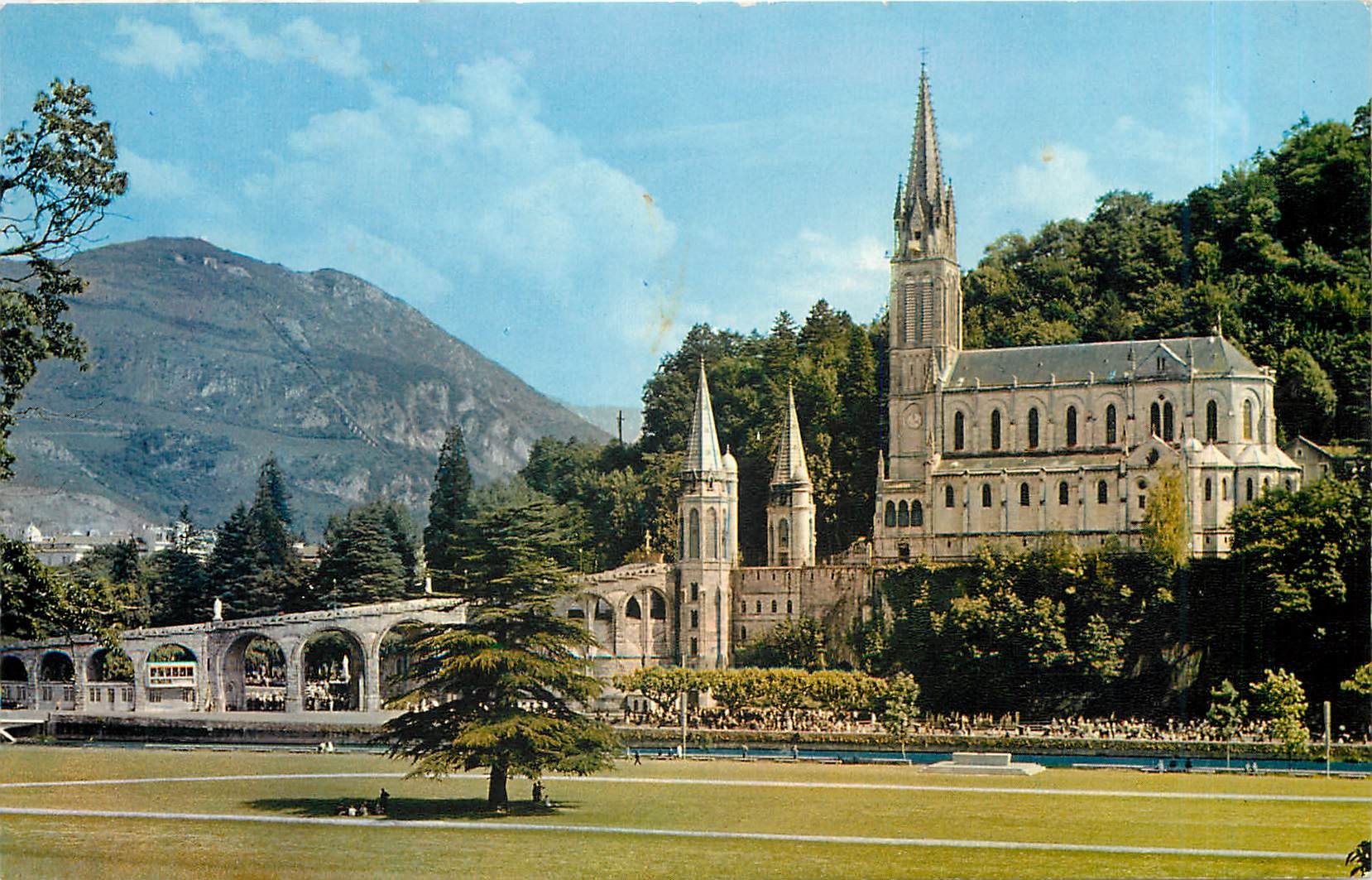 CPM Lourdes Htes Pyr la Basilique et Grotte 