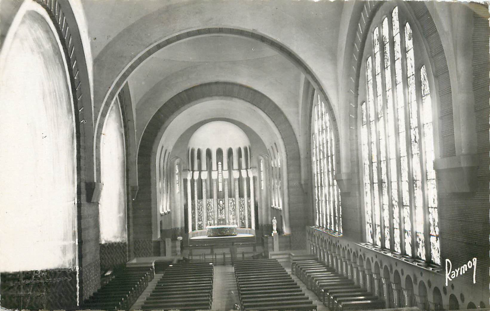 CPA Paris Eglise Sainte Odile Batie par Pierre l'Ermite a la Porte Champerret la Nef Architecte J Ba