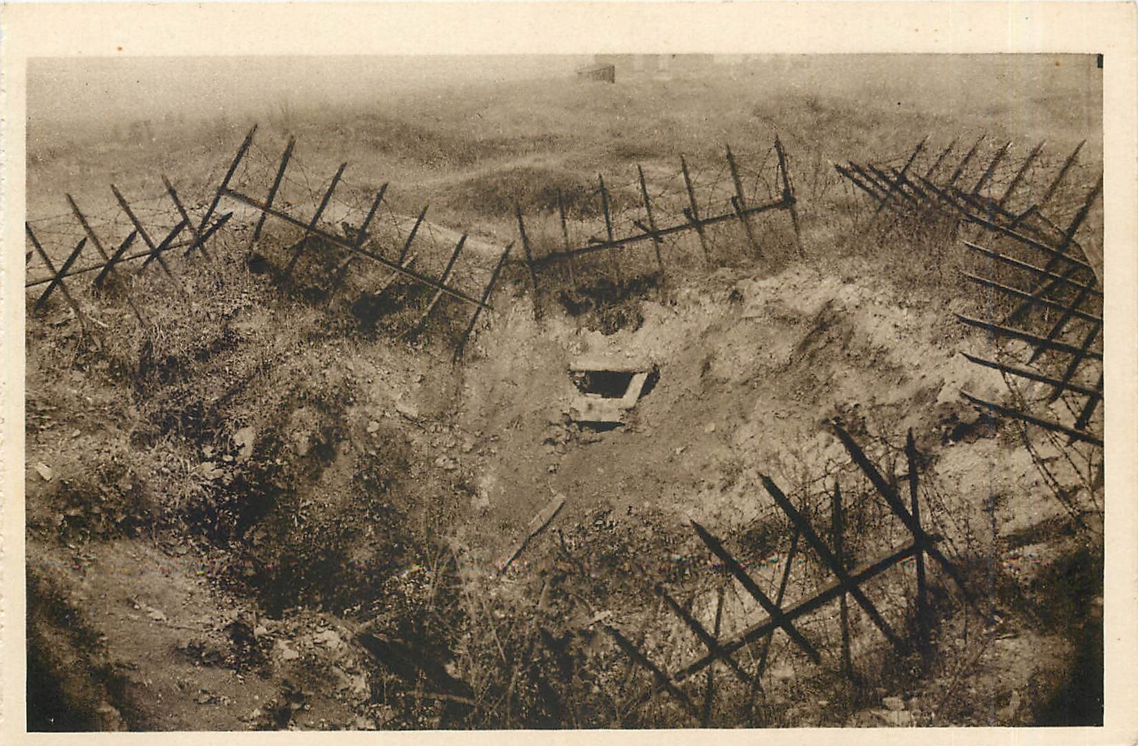 CPA Fort de Douaumont Pointe de Chute d'un 380 allemand a proximite de l'entree normale du Fort 