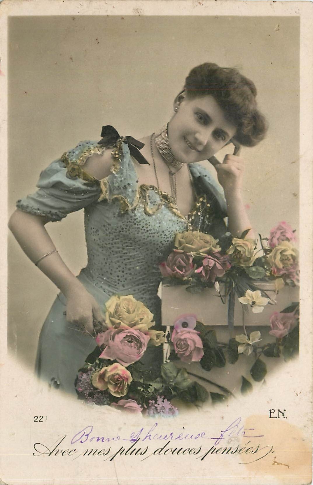 Femme en robe bleue ornée de roses — E.N. n°221