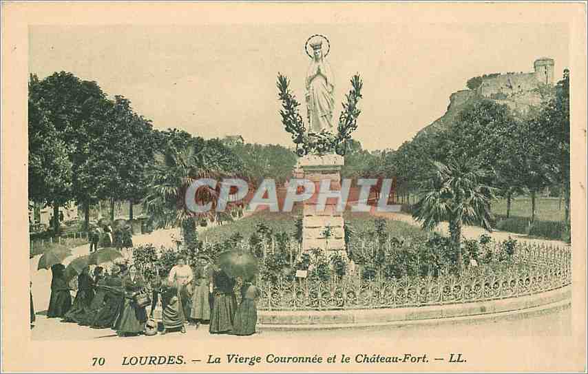CPA Lourdes la Vierge Couronnee et le Chateau Fort 