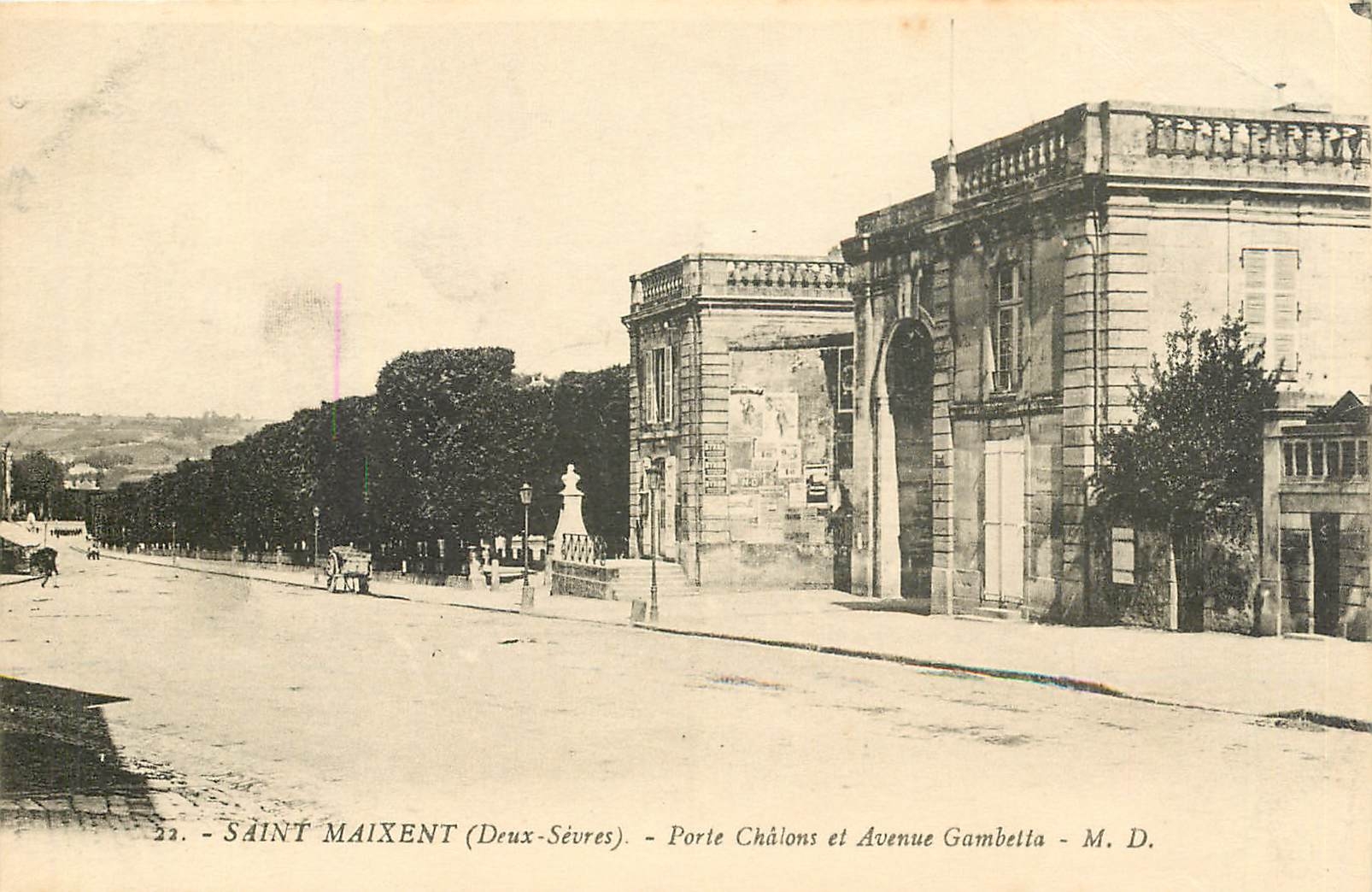 CPA Saint Maixent deux sevres Porte Chalons et Avenue Gambetta 