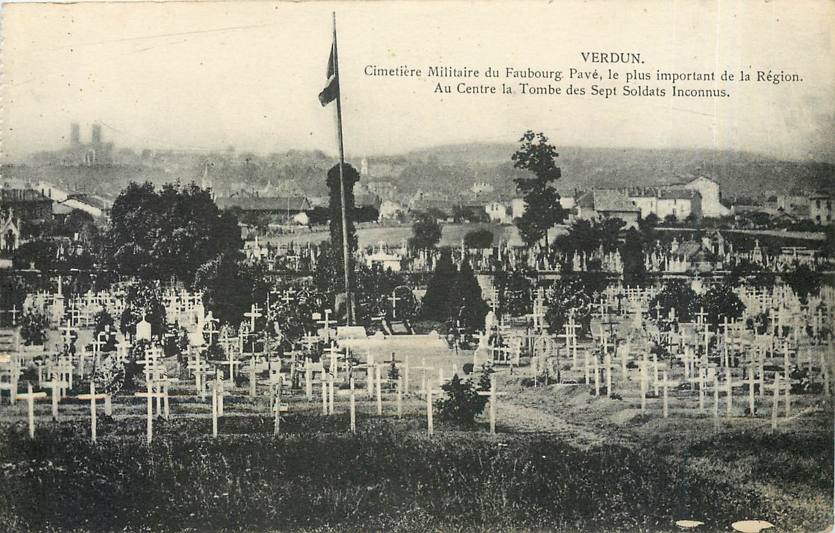 CPA Verdun Cimetiere Militaire du Faubourg Pave le plus important de la Region au centre la Tombe de