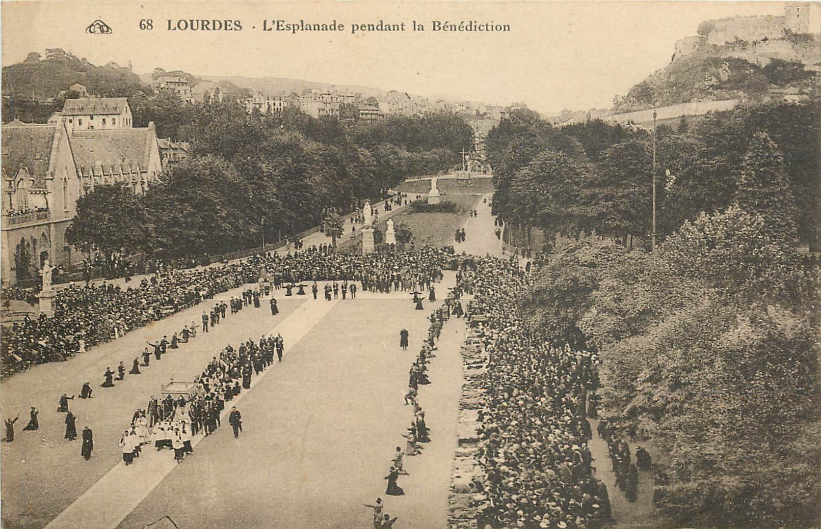 CPA Lourdes l'esplanade pendant la Benediction 