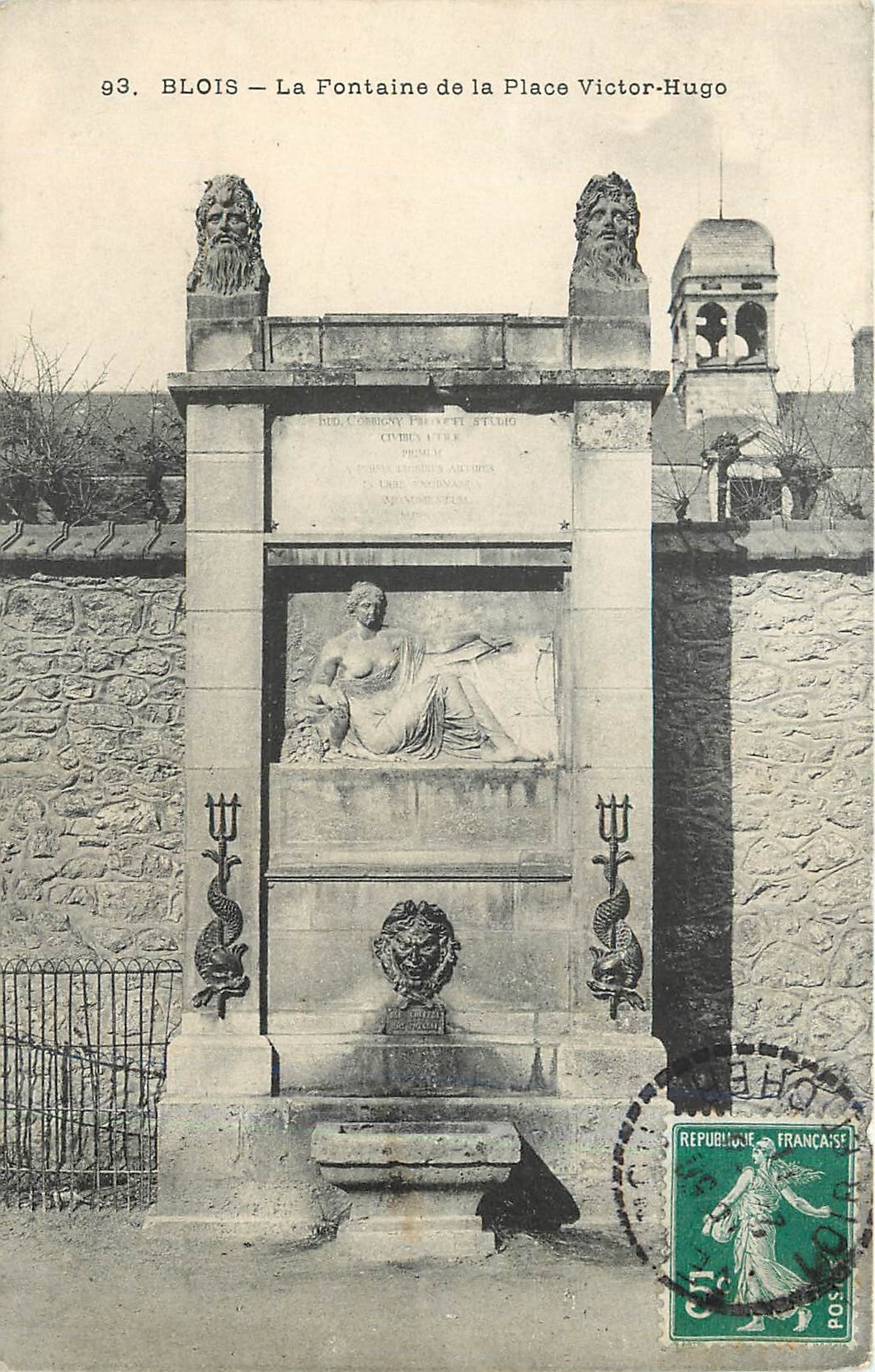 CPA Blois la fontaine de la place Victor Hugo 