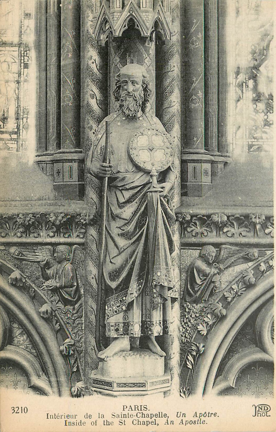 CPA Paris interieur de la Sainte Chapelle un apotre 