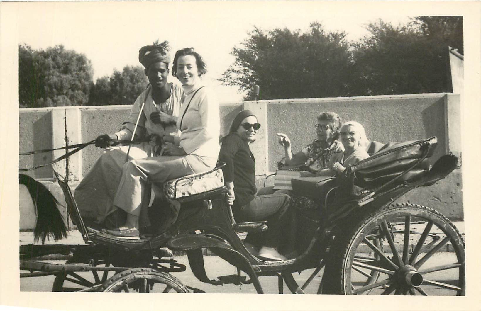 CARTE PHOTO Caleche Femmes Egypte