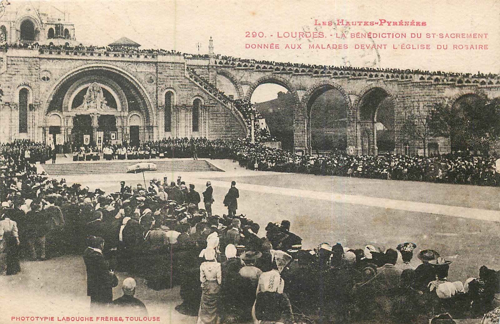 CPA Les Hautes Pyrenees Lourdes la Benediction du St Sacrement donnee aux malades devant l'eglise du