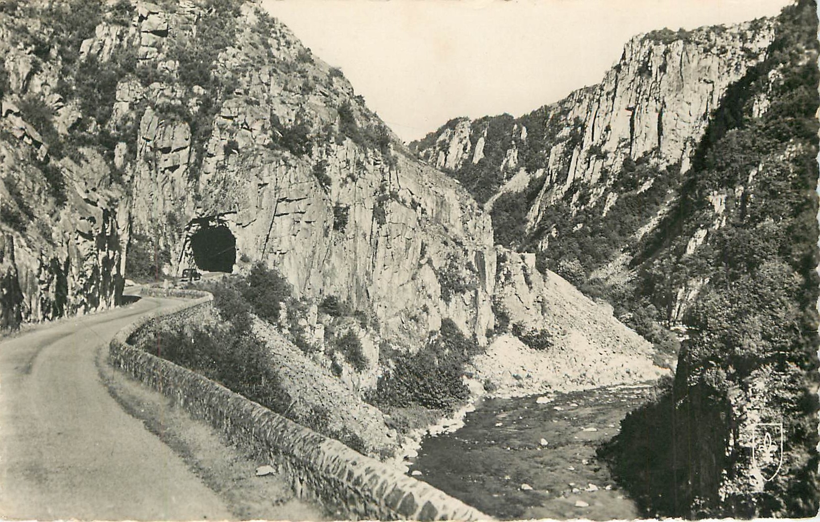 CPM La Vallee pittoresque de la Sioule aux gorges de Chouvigny le tunnel Routier 