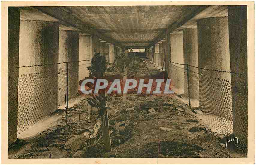 CPA Verdun Champs de Bataille interieur du monument de la Tranchee des Baionnettes 