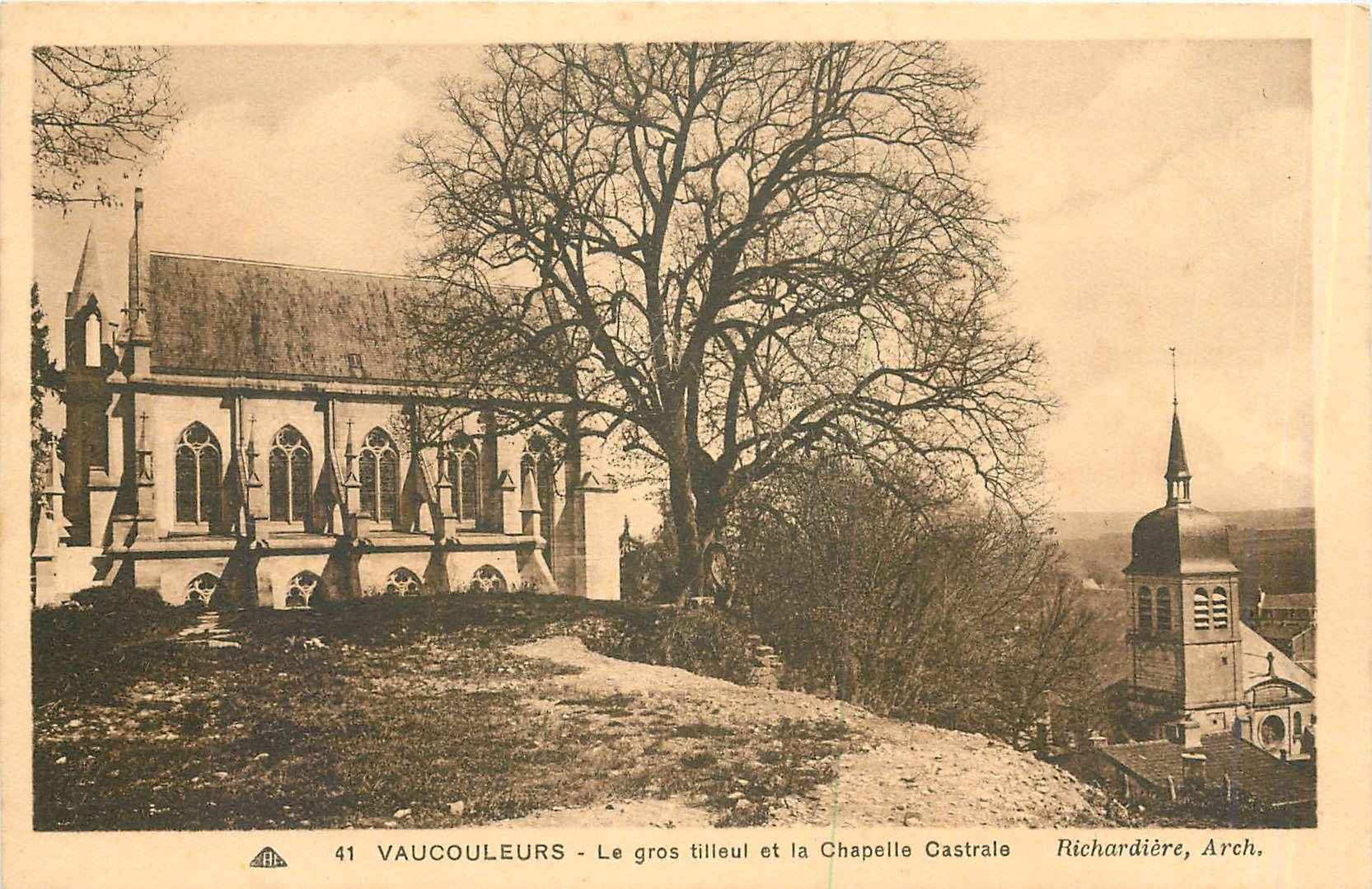 CPA Vaucouleurs le gros tilleul et la chapelle Castrale 
