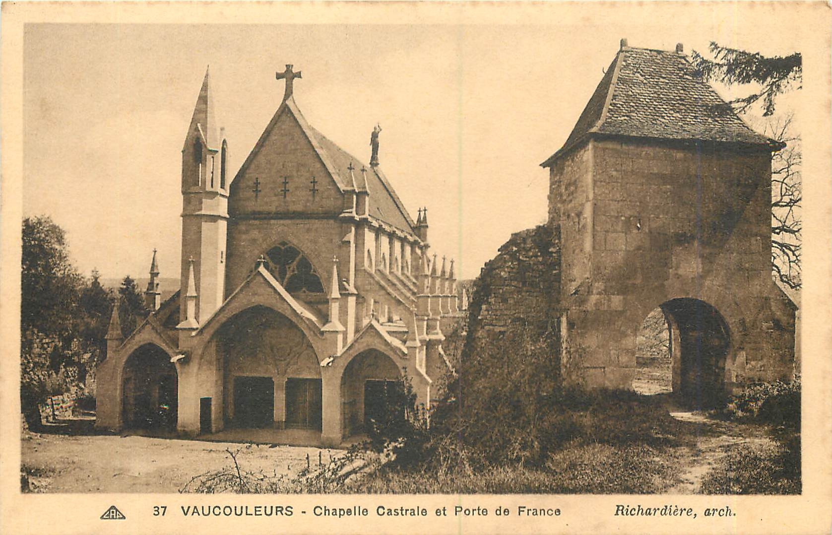 CPA Vaucouleurs Chapelle Castrale et porte de France 