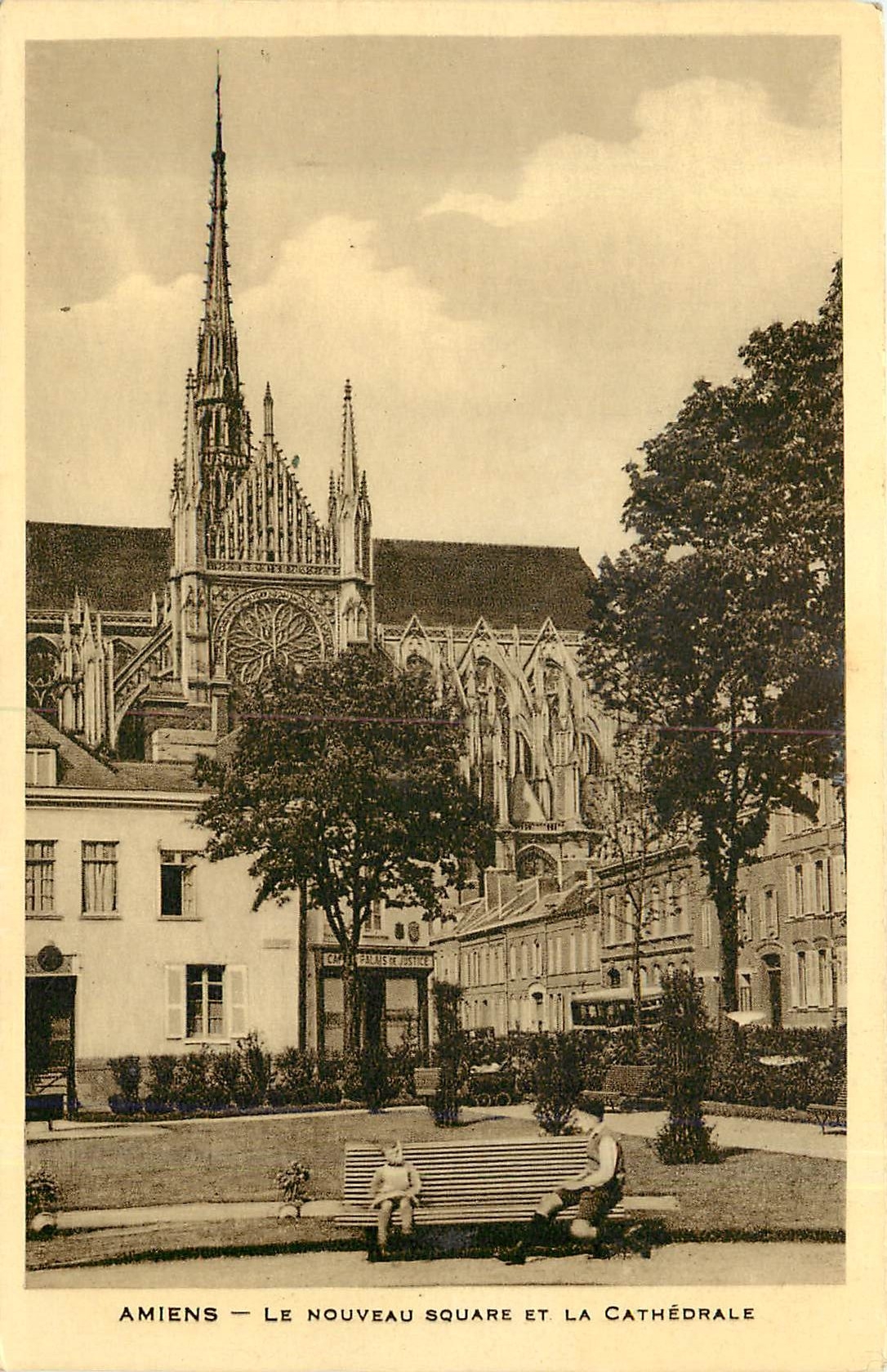 CPA Amiens le nouveau square et la cathedrale 
