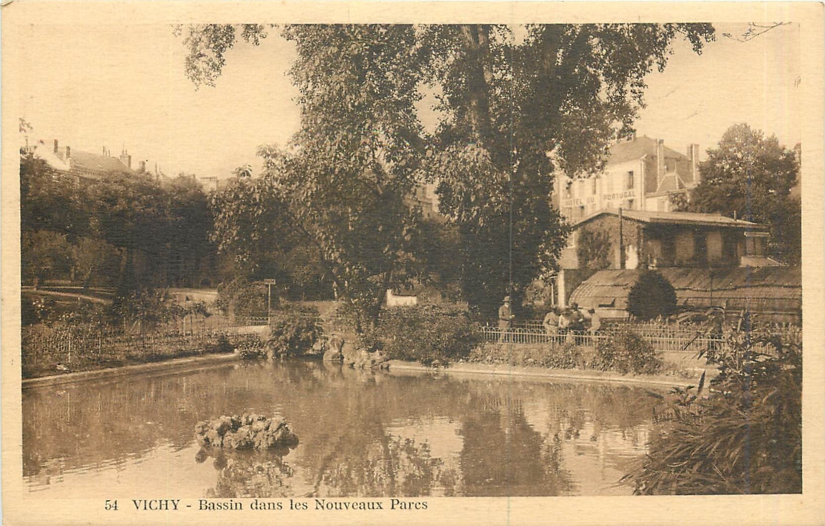 CPA Vichy bassin dans les nouveaux pares 