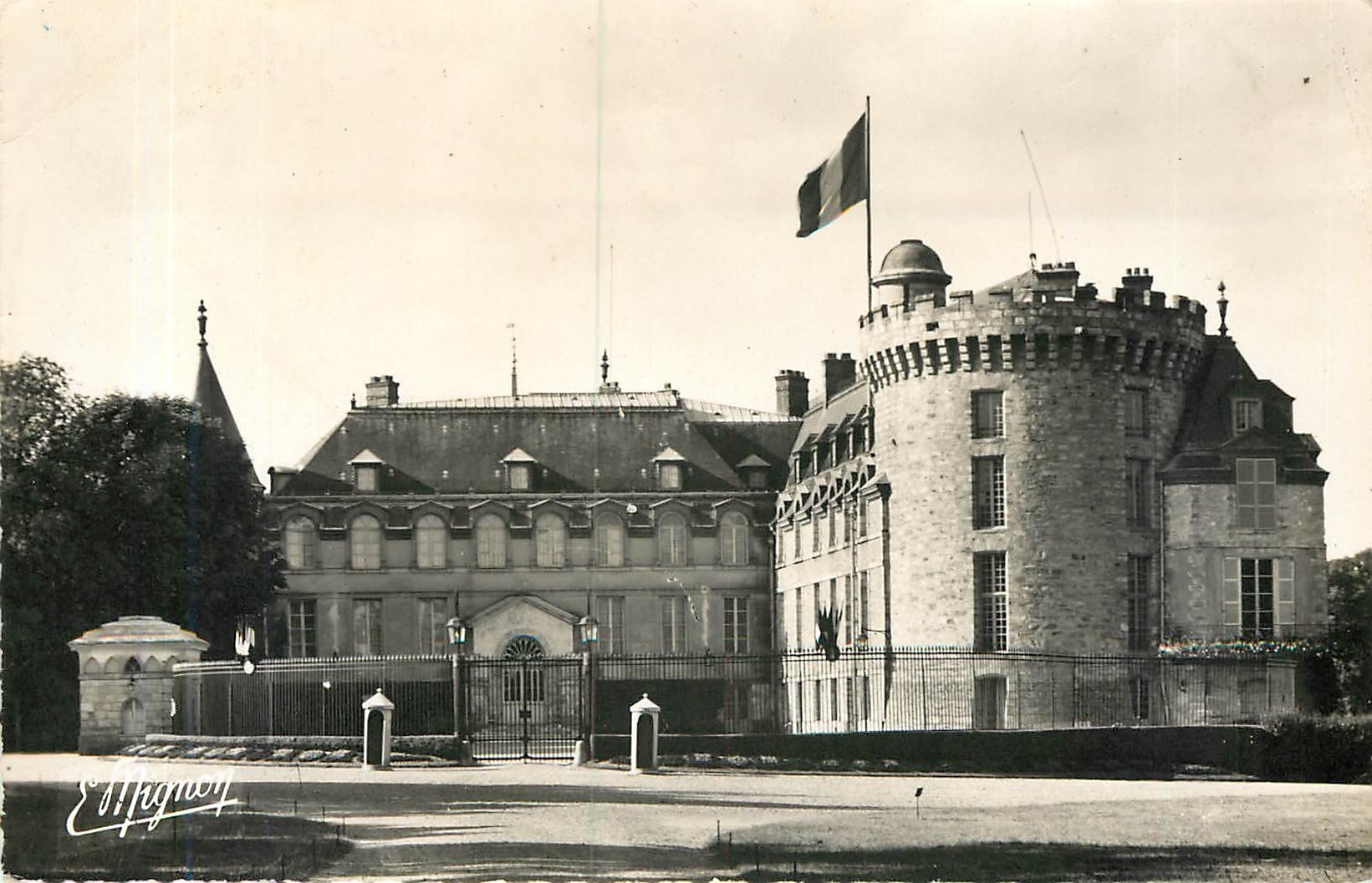 CPA Rambouillet S et O le chateau residence presidentielle cour d'Honneur et Tour Francois Ier 