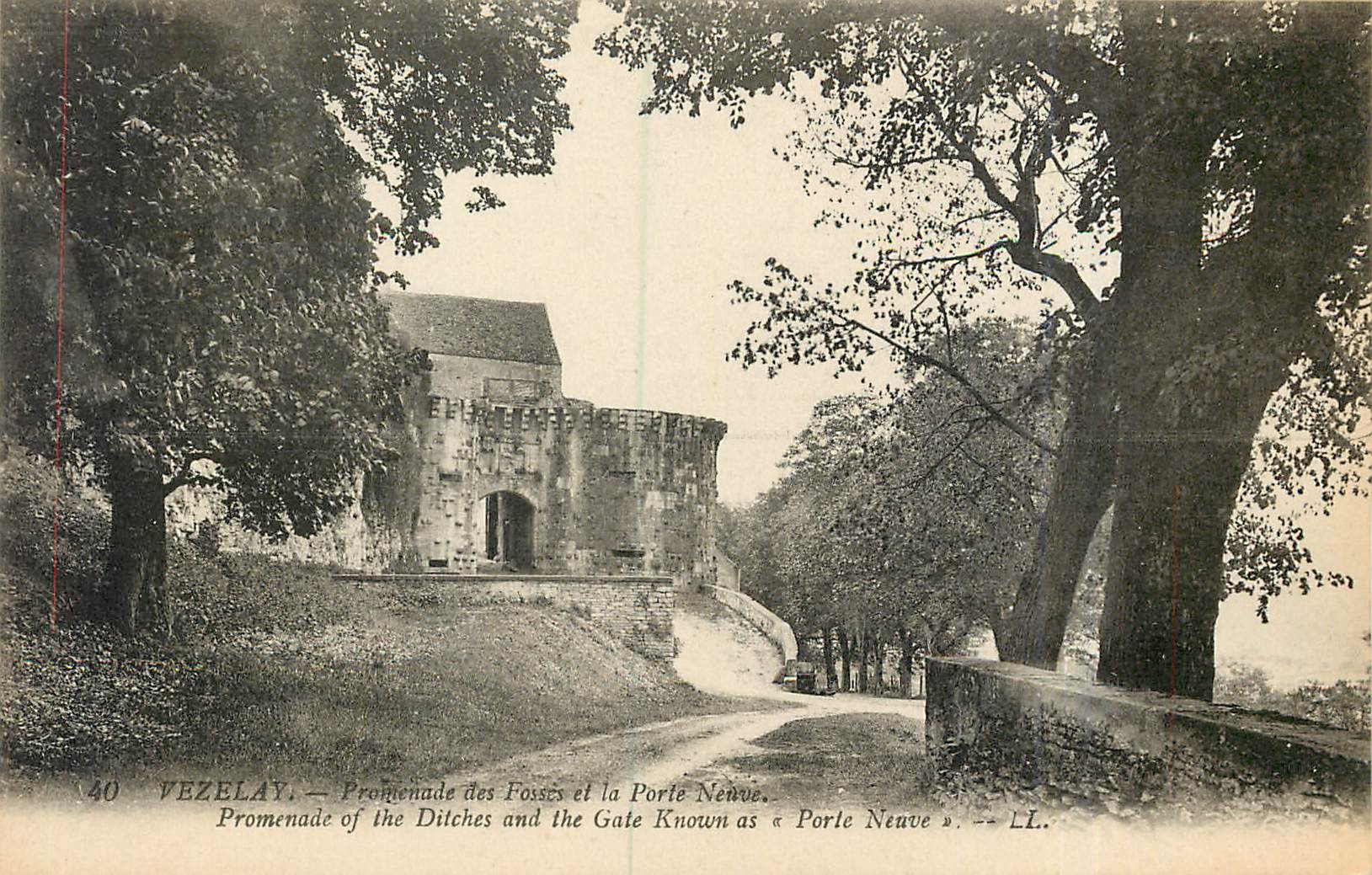 CPA Vezelay promenade des Fosses et la Porte Neuve 