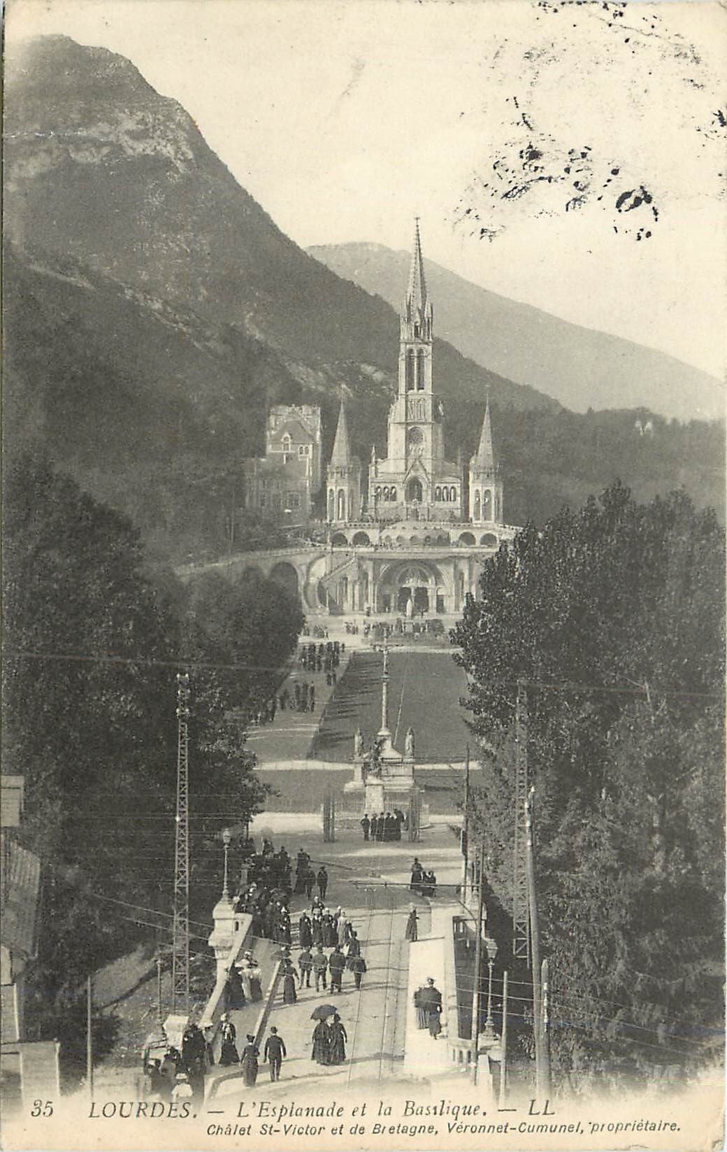 CPA Lourdes l'Esplanade et la Basilique 