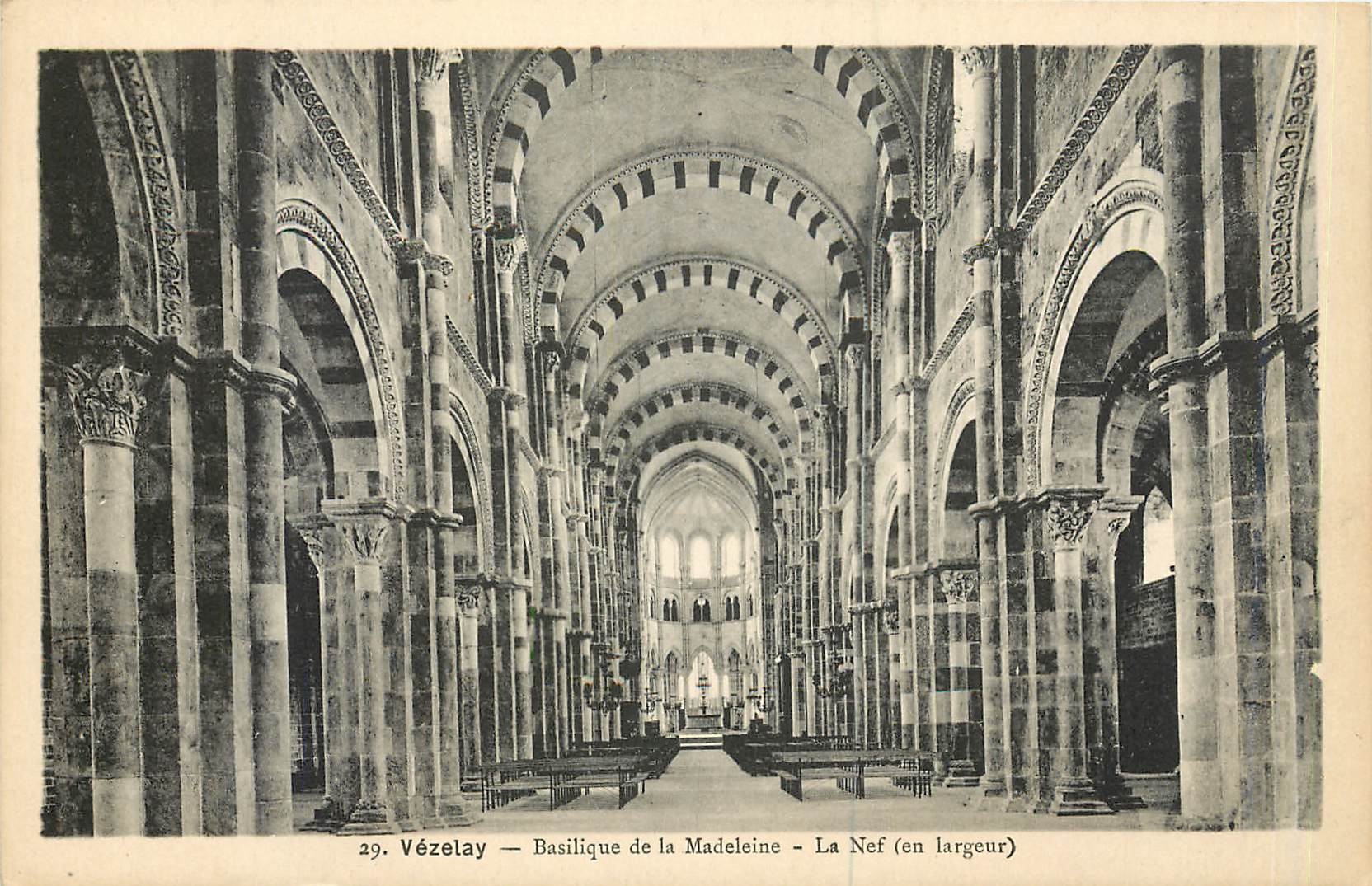 CPA Vezelay Basilique de la Madeleine la Nef en largeur 
