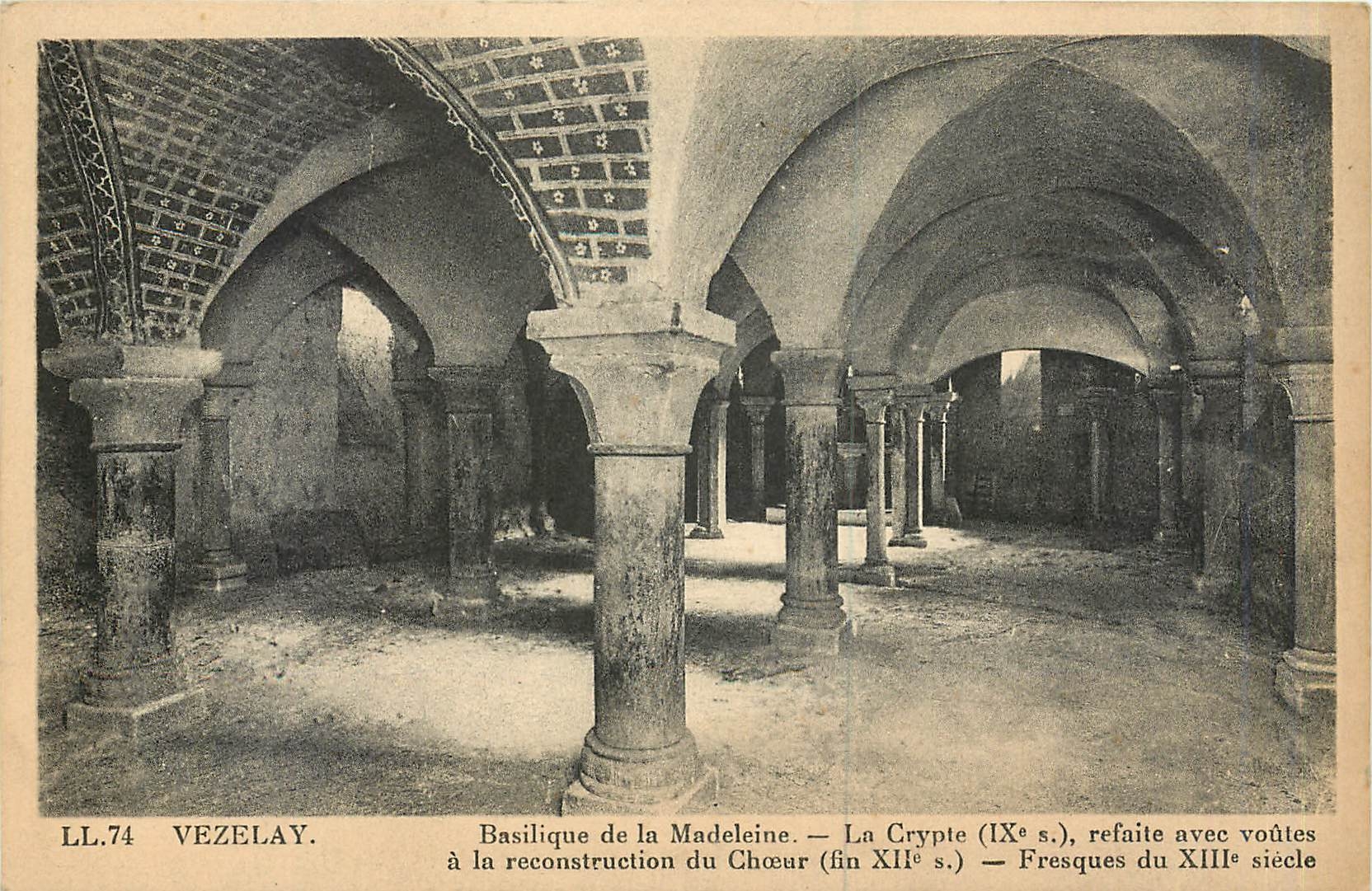 CPA Vezelay Basilique de la Madeleine la Crypte IX s refaite avec voutes a la reconstruction du Choe