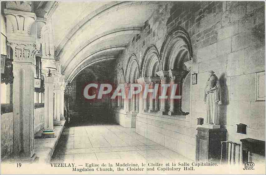 CPA Vezelay Eglise de la Madeleine le Cloitre et la Salle Capitulaire 